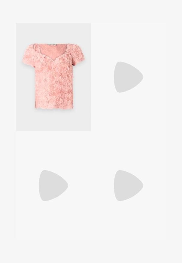 Rosa Oberteil aus strukturiertem Stoff mit geschichteten Rosenmustern, kurzen Ärmeln und V-Ausschnitt. Verfügt über weiche, dreidimensionale Akzente.; Satin-midirock in hellbeige, mit passgenauer Taille, glatter Textur und ausgestelltem Saum, ohne sichtbare Verzierungen oder Taschen.; Stuart Weitzman KITTY - Pumps - beige/barely beige; Tasche im Leopardenmuster aus Wildleder mit kurzem Tragegriff, einer Kettenriemen und einem schwarzen Hardware-Verschluss. Rechteckige Form mit Klappenverschluss.