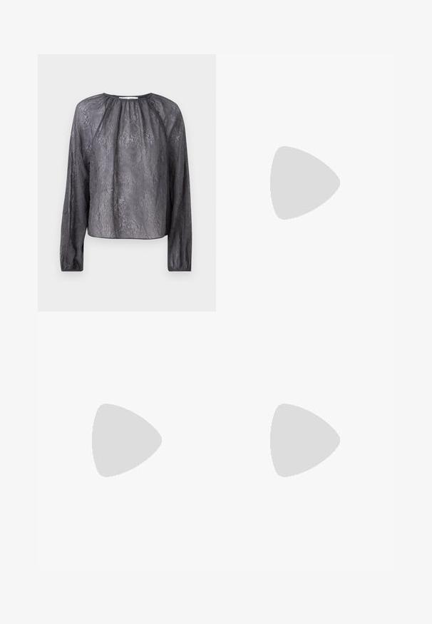 Haut gris à manches longues avec un tissu texturé et à motif. Encolure ronde avec des détails froncés et fermeture à bouton sur le côté.; Pantalon noir ajusté avec une coupe droite, présentant une texture lisse et des plis nets sur le devant. Aucune quincaillerie visible.; Slingback noir à bout pointu avec un petit talon, en cuir lisse et doté d'un design découpé sur le côté pour plus de respirabilité.; Sac à épaule en cuir noir au toucher doux, de forme triangulaire et avec une bandoulière réglable, associé à une chemise à rayures bleu clair et à un pantalon blanc.