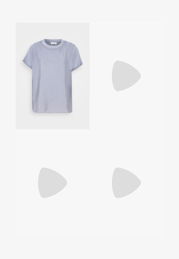T-shirt azzurro chiaro a maniche corte in un tessuto liscio e leggermente lucido. Presenta un colletto girocollo e una forma rilassata e quadrata. Design minimalista.; Jeans in denim blu chiaro a gamba larga. Presentano una vita alta, chiusura con bottone e cuciture in vista. Non sono visibili tasche sul davanti.; Stivale cowboy in pelle marrone chiaro con punta affusolata, modelli ricamati a spirale sull'asta e tacco a blocco impilato. Presenta una linguetta per una facile calzata.; Orecchini a cerchio in oro con una forma irregolare e texture. Presentano una chiusura senza giunture e una finitura superficiale lucida, che enfatizza un design moderno.