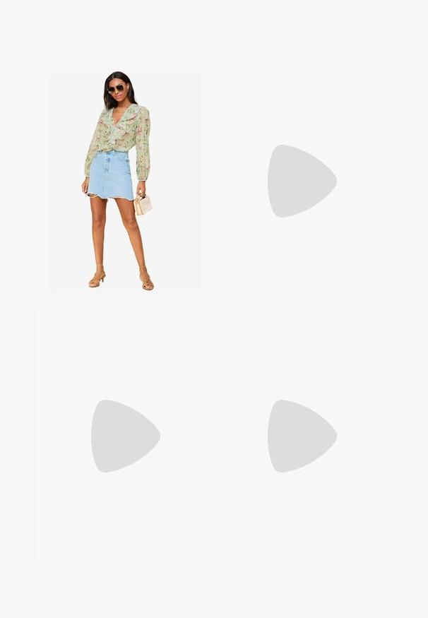 Lipsy RUFFLE  - REGULAR FIT - Bluse - green; Lyseblå denimnederdel med lige snit, forlommer og slidte detaljer. Afsluttet med en knap- og lynlåslukning.; Brune ruskind sneakers med hvide detaljer og snørebånd. Gummisål i naturgummi. Båret med hvide sokker med sorte striber. Grøn struktureret gulv.; Brun ruskind skuldertaske med lange frynser, en buet form og en enkelt skulderrem. Har en glat, tekstureret overflade.