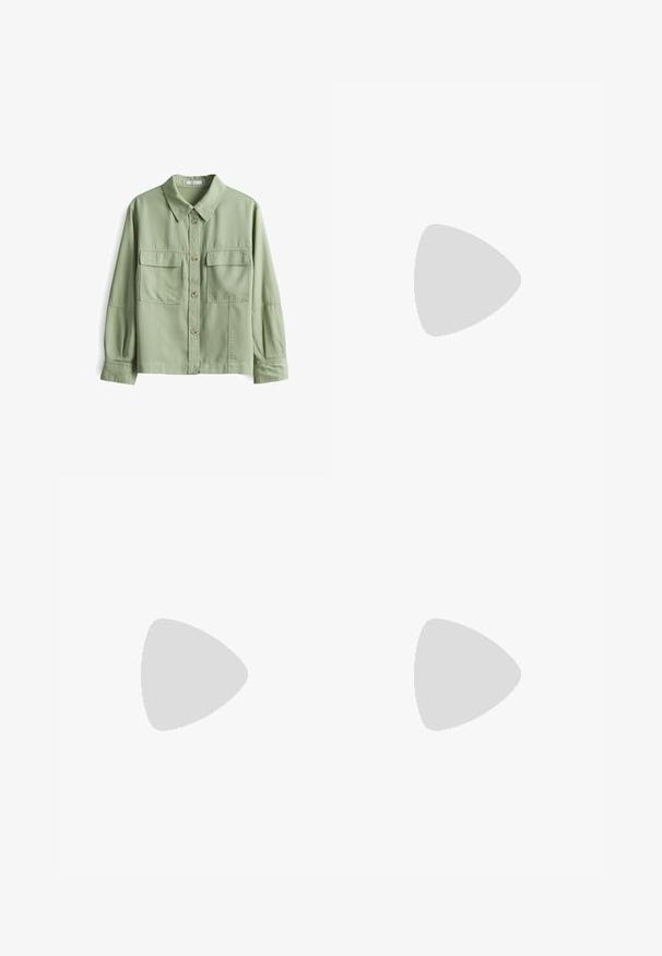 Camicia verde con bottoni realizzata in tessuto morbido, dotata di colletto, due tasche frontali e maniche lunghe con dettagli ai polsini.; Pantaloni cargo neri realizzati in tessuto leggero, con un design a gamba larga, vita elastica e più tasche laterali. Semplici e funzionali.; Scarpa da corsa nera con una combinazione di materiali in rete e sintetici, suola spessa, design curvo e marchio ben visibile sul lato.; Borsa a mano in pelle nera con due manici corti, hardware argentato, dettagli bianchi e un logo bianco. Presenta una superficie strutturata e un design compatto.
