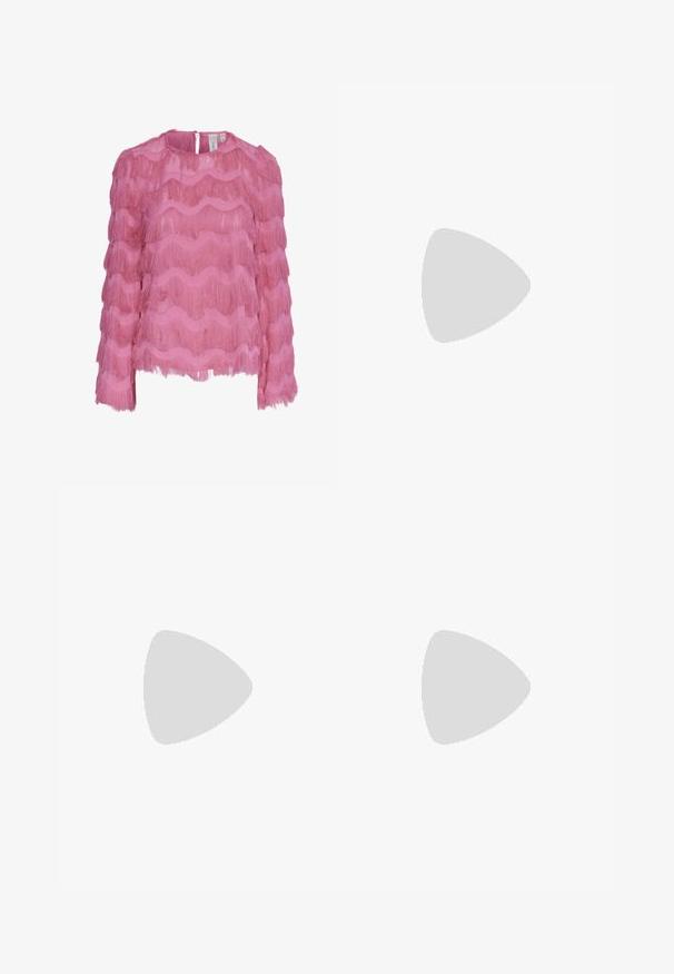 Rosa bluse med bølgete frynsekant, lange ermer og rund hals med en bakre nøkkelhullåpning. Laget av lett materiale.; Svart vide bukser med høy midje, knappdetaljer på midjebåndet og frontplisser.; Sorte skinnpumper med spiss tå og lav blokkhelt. Har ankelrem med gullfarget spenne. Glatt tekstur.; Svart håndveske med strukturert form, jevn tekstur og metallisk lås. Kombinert med brede svarte bukser og sandaler med åpen tå på tregulv.