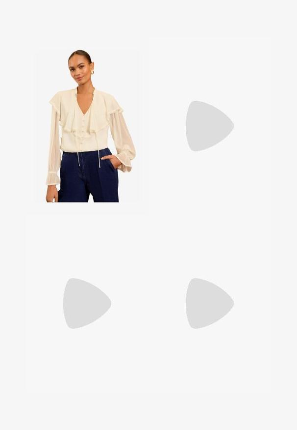 Blusa di crema con strati arruffati, davanti con bottoni e scollatura con laccetti; maniche lunghe trasparenti con polsini elasticizzati; abbinata a pantaloni blu marino.; Pantaloni in denim neri a gamba larga con vita alta, dotati di tasche anteriori e posteriori, cuciture a punto, e chiusura con bottone. Texture liscia.; Bershka Sandali con tacco - black; Borsa a spalla in vernice nera con forma curvata, una tracolla, tasche frontali e dettagli in metallo argentato.