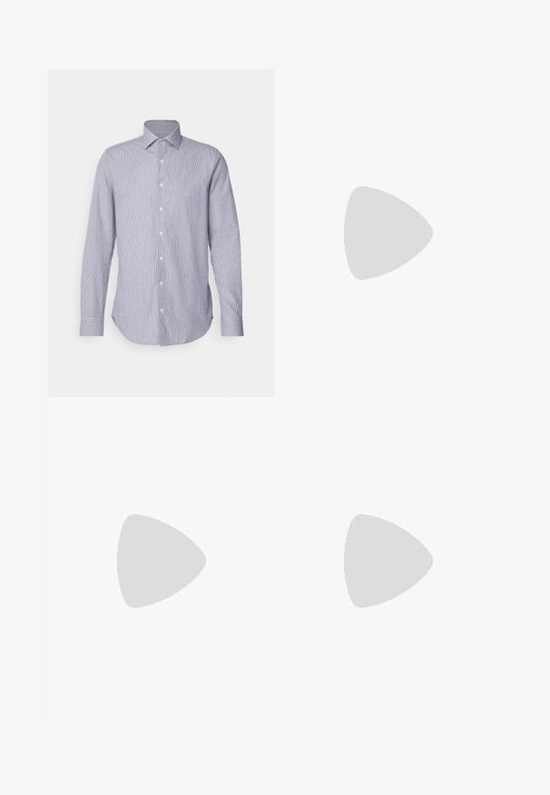Camicia a maniche lunghe a righe blu chiaro e bianche con colletto a bottoni, bottoni frontali e orlo curvo. Tessuto morbido.; Polo a maniche lunghe realizzato in tessuto nero con righe orizzontali bianche, dotato di colletto e patta con tre bottoni.; Pantaloni cargo neri con design a gamba dritta, dotati di due tasche laterali, chiusura con bottone e un tessuto testurizzato.; Sneaker nera in tela con accenti bianchi, caratterizzata da punta arrotondata, design con lacci e suola in gomma. Logo laterale e dettagli di cucitura visibili.