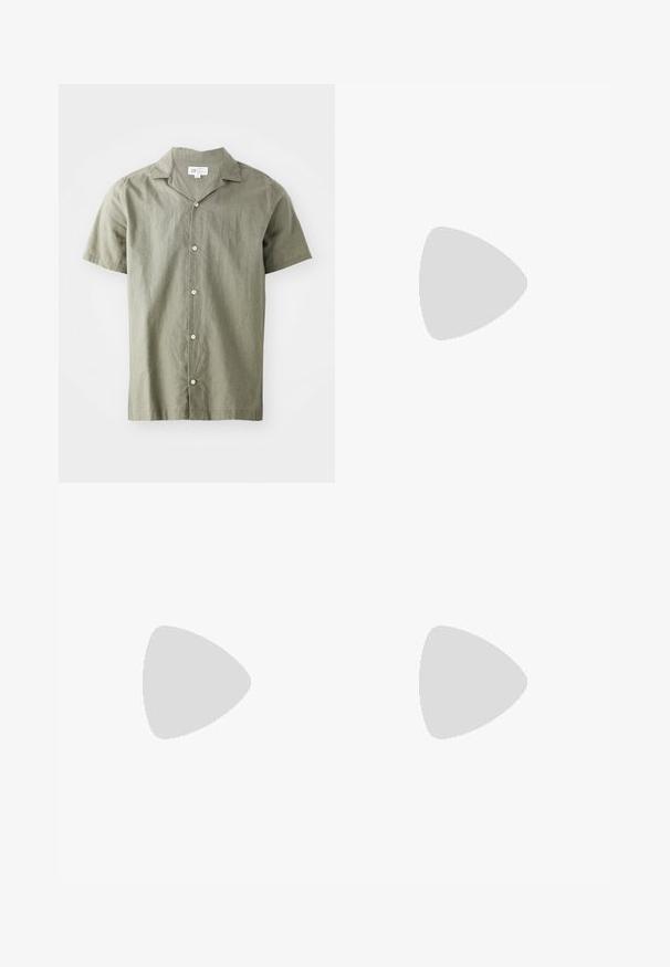 Camisa de manga corta, con botones, en verde oliva, fabricada en un tejido ligero con cuello, que presenta cinco botones blancos y un corte relajado.; Camiseta de algodón negra con mangas cortas, cuello redondo y estampado en blanco y dorado en el frente, lado izquierdo del pecho, con un corte relajado.; Pantalones negros de tela suave, con un diseño de pierna recta, dos pliegues frontales y una cintura estándar con trabillas para el cinturón.; Mocasines de ante negro con un tacón bajo, que presentan una banda simple en la parte superior y detalles texturizados a lo largo de los lados.