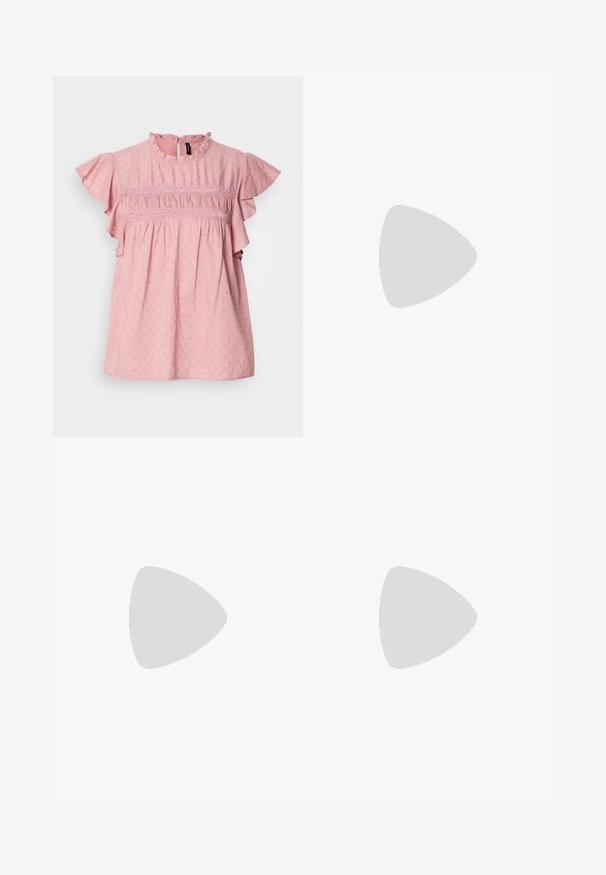 Ružičasta pamučna bluzica s kratkim volanima, visokim izrezom i teksturiranim detaljima. Ima nabore i čipkaste akcentne detalje preko prsnog dijela.; Smeđe traperice visokog struka ravnog kroja s prednjim gumbom, petljama za pojas i klasičnim dizajnom od pet džepova na bijeloj pozadini.; Smeđe patentne kožne cipele s otvorenom petom, špicastim vrhom i umjerenom petom. Imaju remen s kopčom za sigurno pristajanje. Glatka tekstura.; Smeđa kožna torba preko tijela s zakrivljenim oblikom, zlatnim metalnim detaljima i naglaskom na kopču. Ima odvojivu naramenicu.