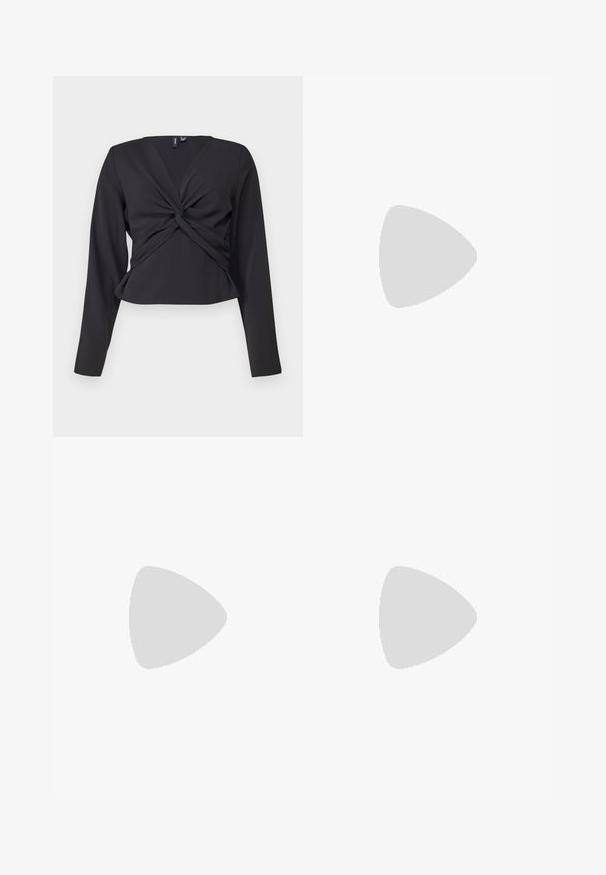 Top preto de manga longa com detalhe frontal torcido, design justo e textura suave. Comprimento cropped com decote em V.; Calças largas pretas com pregas, apresentando um fecho de botão e dois bolsos laterais; textura suave com um design ajustado.; Saltos slingback em verniz preto com bico pontiagudo e um pequeno salto bloco, apresentando um detalhe de fivela prateada na tira.; Bolsa metálica prateada com uma forma estruturada, apresentando uma alça superior e um detalhe de laço na frente. Textura suave, acabamento reflexivo.