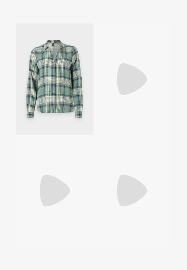 Camicia a quadri verde e blu con maniche lunghe, chiusura a bottoni, colletto, caratterizzata da un leggero motivo a scacchi e una morbida texture del tessuto.; Blusa nera plissettata con scollatura a V profonda, dettaglio annodato sul davanti, vita elastica e maniche lunghe a campana con polsini arricciati.; Pantaloni ampi blu navy realizzati in morbido tessuto, con una striscia laterale beige. La vita è elastica per comfort e facilità di indossarli.; Scarpa nera in vernice con tacco alto, punta affusolata, cinturino alla caviglia e motivo testurizzato a coccodrillo. Design con tacco quadrato.