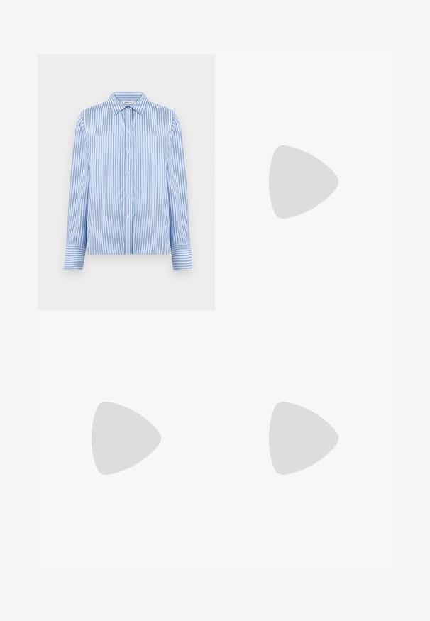 Gaišas zila un balta vertikāli svītrainā krekla ar pogām. Iespējas: apkakles izgriezums un garas piedurknes ar pogām. Gluda tekstūra.; Melni augsta jostas šorti ar pogu un rāvējslēdzēju, priekšējām kabatām un izplestām kājām, nolikti uz balta fona.; Melnas ādas potītes zābaki ar masīvu blokveida papēdi, auklu aizdari un teksturētu virsmu. Iekļauts aizmugurē esošs cilpiņas elements vieglai uzvilkšanai.; Melnas ādas somiņa ar gludu tekstūru, taisnstūra formu un divām garām rokturiem. Nav redzamu aparatūras vai rotājumu.