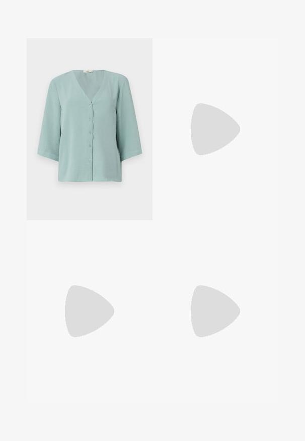 Lys tealfarget skjorte med V-hals og trekvartlange ermer. Laget av et mykt, lett stoff med en glatt tekstur.; Svarte flagrende jeans laget av denim. Har knappelukking, fem lommer og en glatt tekstur. Den flagrende buksebenet begynner under kneet.; Svarte patentlær slingback hæler med spiss tå og geometrisk blokk hæl. Har et stilrent, minimalistisk design og jevn tekstur.; Svart lærveske med en buet form, avtagbar stropp og gullbeslag. Vesken har et klaff med spenne-detall.