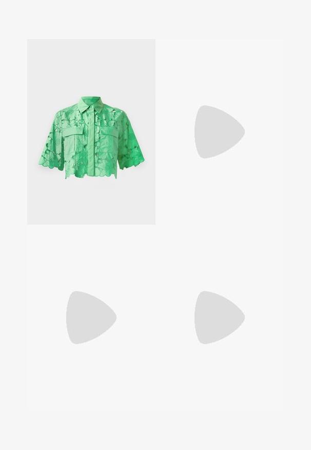 Camicia verde a maniche corte con design a fiori ritagliato, chiusura con bottoni davanti, due tasche sul petto e un colletto ben rifinito. Tessuto liscio.; Gonna midi plissettata in tessuto beige chiaro. Presenta una vita elasticizzata e un design fluido, con una finitura testurizzata e una caduta morbida.; Ballerine in pelle beige con punta arrotondata, dettagli di cucitura minimi, tacco basso e logo discreto sul retro. Texture liscia e opaca.; Occhiali da sole neri a forma quadrata con lenti scure, montatura in plastica liscia e sottili accenti simili a ali sulle tempie.