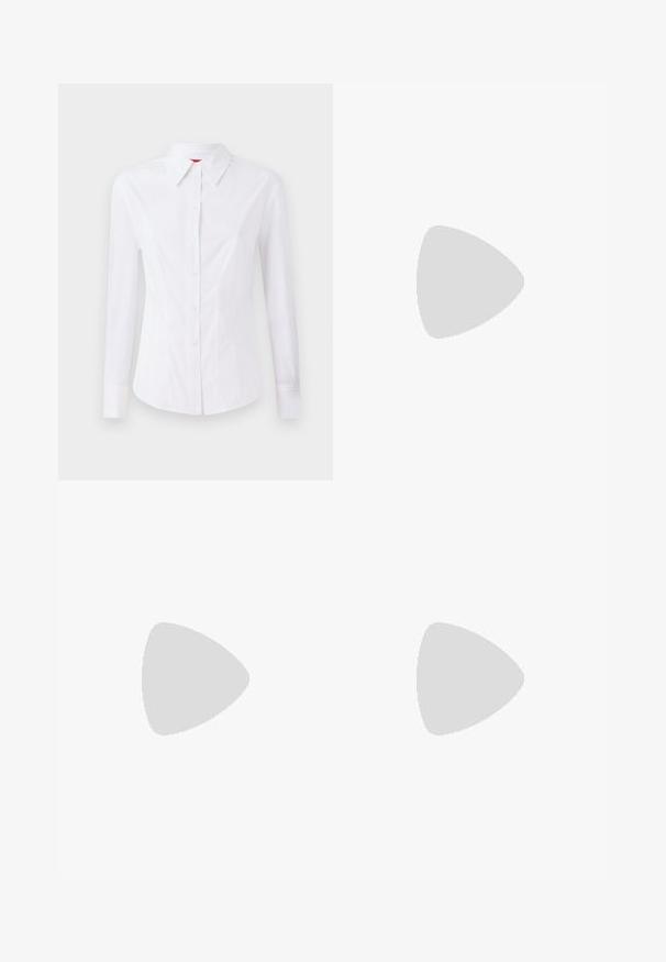 Camicia bianca a maniche lunghe con colletto a punta, chiusura frontale con bottoni e design aderente. Tessuto di cotone liscio con dettagli di cucitura discreti.; Gonna maxi in denim azzurro chiaro con taglio dritto, dotata di spacchi laterali e design a cinque tasche. Cuciture in evidenza e chiusura con bottone in metallo.; Pantofole da balletto nere in pelle con punta arrotondata, texture liscia, dettagli di cucitura minimi e design con suola flessibile.; Borsa tote in pelle marrone con texture liscia, corpo ampio e due manici corti. Presenta una cucitura minimale, senza hardware o accenti visibili.