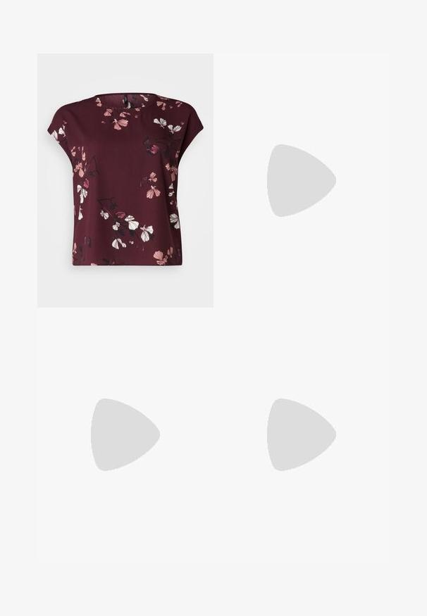 Vero Moda Curve VMNEWHALLIE NEW - Trükipildiga T-särk - winetasting; Sinised kõrge vöökohaga laia säärega teksad, millel on ees nupp ja tõmblukk, ees ja taga taskud ning õmblustatud servad valgel taustal.; Hõbedased nahast sandaalid avatud varbaga, laia esirihmaga, pahkluu rihmaga, millel on pannal, ja keskmise blokknõelaga.; Must have musta nahk-efektega käekott, millel on kumer kuju, eemaldatav õlapael ja ees särav metalliline detail.; Hõbedased rõngaskõrvarõngad, millel on sujuv ja ümar disain, millel on sile pind ja nähtavad kaunistused puuduvad. Diameeter ei ole täpsustatud.