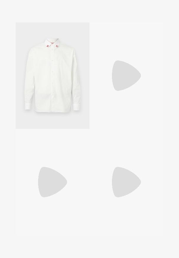 Hvid button-up skjorte lavet af bomuld med en klassisk krave. Har røde accenter på kraveenden og et enkelt design. Ensartet tekstur.; Lys beige bukser lavet af blødt stof, med lige pasform, to sidelommer og en frontlukning med knap. Letvægts og glat tekstur.; Hvide lædersneakers med en glat overflade, rund tå, flade snørebånd og en tekstureret sål. Har et diskret logo på hælen.; Sorte rektangulære solbriller med mørke glas, tyk plastisk ramme, guldtryk på stængerne og brandlogo indgraveret på armen.