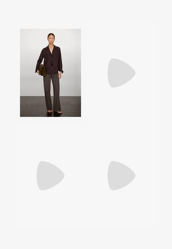 Massimo Dutti OPEN COLLAR LONG SLEEVE - Overhemdblouse - mottled bordeaux; Lichtgewicht, rode en roze gestipte jurk met verstelbare spaghettibandjes, een V-halslijn en een losse, flowy sluiting.; Beige platte sandaal met geweven stoffen banden en een gevlochten jute zool. Verstelbare enkelband met een metalen gespdetail. Eenvoudig ontwerp.; COACH BROOKLYN SHOULDER BAG 23 - Handtas - maple