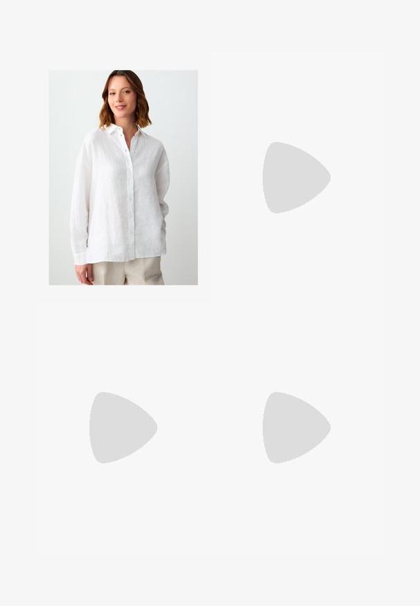 Weißes Leinenhemd mit durchgängiger Knopfleiste, Kragen und langen Ärmeln. Verfügt über eine strukturierte Oberfläche und einen lockeren Schnitt.; Braune Weite-Leg-Hosen mit einer glatten Textur, hoher Taille und Vorderfalten. Der Stoff ist leicht und fällt locker.; Schwarze patentierte Sandalen mit Absatz, quadratischer Spitze, Knöchelriemen und silbernen Schnallen. Mit einem stabilen Blockabsatz für mehr Stabilität.; Braune Leder-Tote mit glatter Textur, offenem Oberteil und zwei Schulterriemen. Verfügt über minimale Nähte und keine sichtbaren Beschläge.