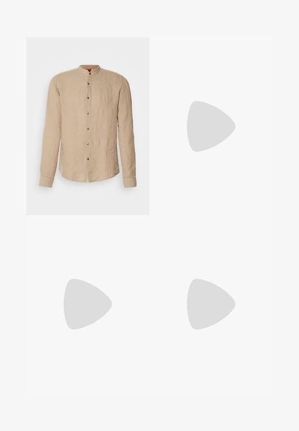 Beige lněná košile s dlouhými rukávy, mandarínským límečkem a předním zapínáním na knoflíky. Hladká textura a jemný lesk. Zaoblený lem s bočními rozparky.; Světle zelené bavlněné tričko s kulatým výstřihem. Na přední straně má vyšitý logo "HU GO" ve stejné barvě. Krátké rukávy.; Světle zelené bavlněné šortky s elastickým pasem a nastavitelným šňůrkovým stahováním. Obsahují boční kapsy a vyšívané logo na nohavici.; Šedé semišové tenisky s černými akcenty, s texturovaným povrchem, šněrováním vpředu a zlatým logem na boku.