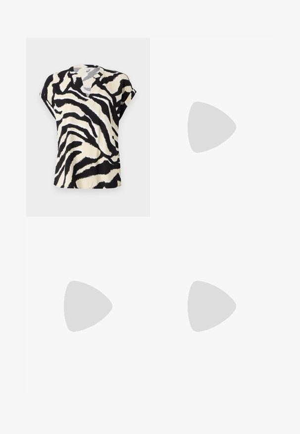 T-shirt à manches courtes en tissu léger, présentant un motif zèbre noir et crème, avec un col en V subtil et une coupe ample.; Pantalons larges noirs en tissu texturé, avec une taille élastique et une ceinture à nouer amovible à la taille pour un ajustement variable.; Escarpin en cuir noir avec un bout pointu et un petit talon bloc. Doté d'une bride de cheville avec une boucle dorée. Texture lisse.; Sac à main noir à la forme structurée, texture lisse et fermoir métallique. Associé à un pantalon noir ample et des sandales ouvertes sur un sol en bois.