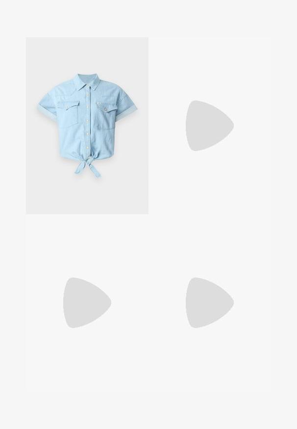 Lys blå denimskjorte med korte oppbrettede ermer, to brystlommer, gullknapper og en detalj med knyttet midje. Glatt tekstur, uformelt design.; Lys blå vidbukser laget av denim, med et klassisk fem-lomme design, rene linjer og en vanlig midje med knappefeste.; Hvite plattformsnickers med en glatt læraktig overdel, avrundet form, polstret krage og teksturert gummisåle med tydelige dekk.; Svart lær tote bag med glatt tekstur, rektangulær form og to lange håndtak. Ingen synlige deler eller dekorasjoner.