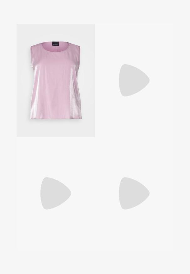 Lys rosa ermeløs topp laget av skinnende materiale, med rund halslinning og glatt tekstur, med en myk fall og uten synlige mønstre.; Blå denim jeans med løs passform, høy midje og rett ben-design. Har tradisjonell søm og fem lommer.; Sorte sandaler med stropper, firkantet tå og lav blokk hæl. Har flere tynne stropper og en justerbar ankelstropp. Laget av glatt lær.; Svart lær crossbody-veske med glatt tekstur, rektangulær form og metallkjede detaljer på framsiden. Justerbar stroppe inkludert.