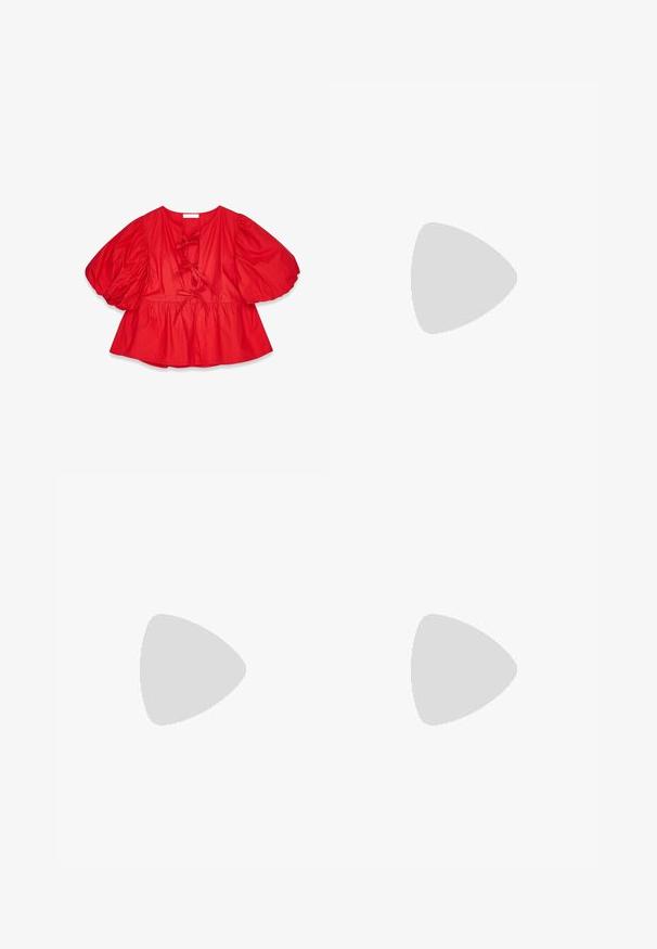 Blouse rouge à manches bouffantes en tissu léger, avec une coupe ample, un détail de lien au col et un ourlet évasé.; Pantalon en denim noir à jambes larges avec une taille haute, comprenant des poches avant et arrière, des coutures piquées et une fermeture à bouton. Texture lisse.; Escarpin noir en cuir avec un bout pointu, un dos ouvert et des brides à la cheville nouées en nœud. Talon fin de 3 pouces. Texture lisse, design minimaliste.; Pochette dorée en forme de cœur avec une bandoulière en chaîne et un fermoir en perle. Texture lisse, design compact pour les petites essentiels.