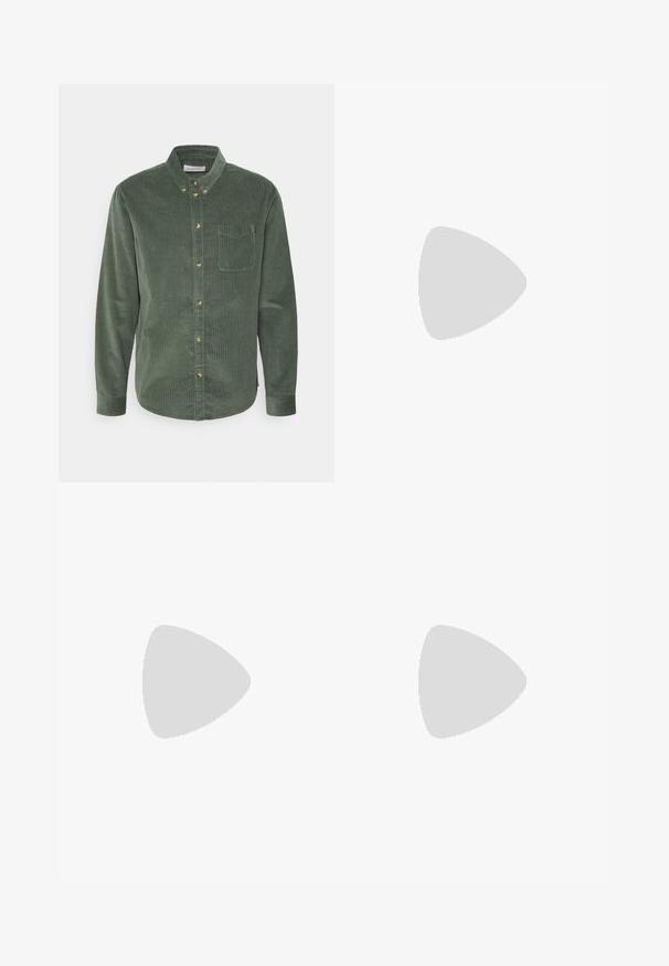 Vihreä corduroy-paitapusero, jossa on pitkät hihat, kaulus, etutasku ja kultaiset napit. Ominaisuuksina teksturoitu kangas ja kaareva helma.; Kapeat farkut haalistuneessa harmaassa denimmateriaalissa, joissa on kuluneet yksityiskohdat polvissa, yhdistettyinä valkoisiin lenkkareihin. Suora pinta, kapea leikkaus.; Valkoiset nahkasneakersit, joissa on rei'ityksiä, pyöreä kärki, tasapohja ja paksut nauhat, joissa on näkyvä swoosh-logo ja "AIR" kantapäässä.; Harmaa ruostumaton teräs rannekello, jossa on tummansininen kellotaulu, metalliset tuntimerkit ja päivämääränäyttö kello 3:ssa. Vesitiivis 50 metriin asti.