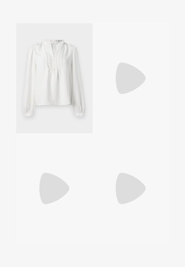 Valkoinen pitkähihaista paitaa, jossa on röyhelökaulus, poimutettu etuosa ja elastiset hihansuut. Pehmeä kangas, jossa on hieman teksturoitu pinta.; Laajakaariset siniset farkut, joissa on vaaleasta tummaseen isot graadit, viisi taskua ja napillinen sulku. Ompeleet reunoissa.; Valkoiset nahkakengät, joissa on vaaleanruskeat pigmenttisuojat, rei'itetty kärki, litteät nauhat ja teksturoitu kermaisa pohja. Takana on huomaamaton brändäys.; Käärmeennahkakuosiset käsilaukku, jossa on kaareva kahva. Tehty teksturoiduista beigeistä ja ruskeista materiaaleista, joissa on erottuva timanttikuvio.