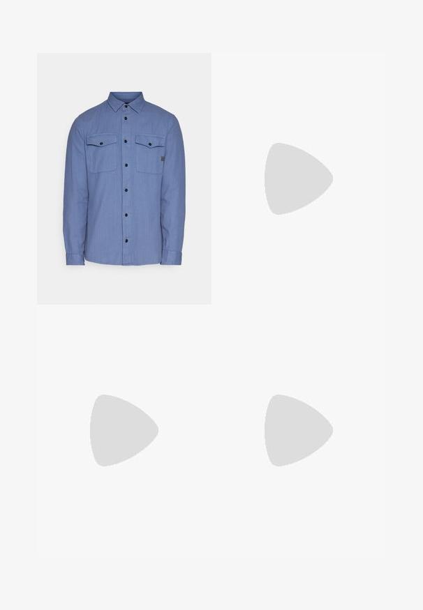 G-STAR MARINE SLIM - Skjorta - vintage indigo gd; Ljusblå denimjeans med hög midja, framknäppning, dragkedja och femficksdesign, placerade platt på en neutral bakgrund.; Vit sneaker med svarta och grå accenter, med en strukturerad grå tådel, svart gummisul, och platta vita skosnören. Ren design, minimalistisk stil.; Svart axelväska gjord av slitstarkt tyg, med en justerbar rem, ett zip-försett huvudfack och en framficka.