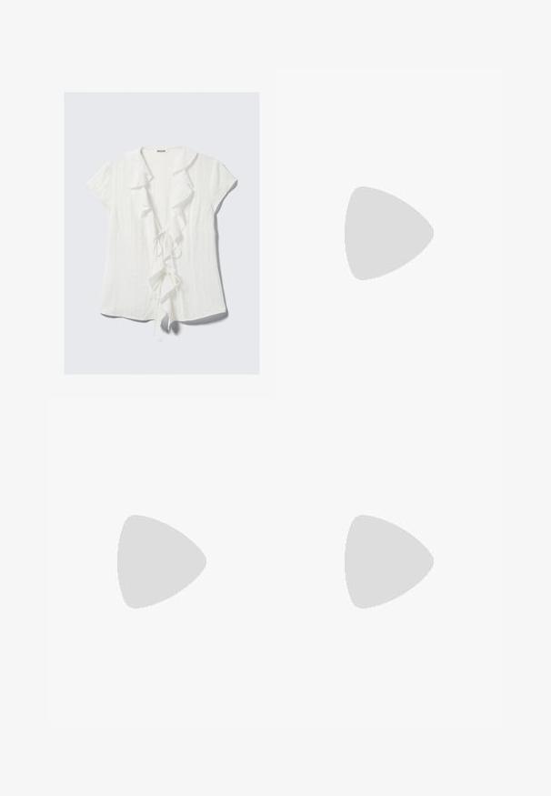 Biela blúzka s krátkymi rukávmi, ktorá má volánový golier, zaväzovanie vpredu a textúrovanú krepu látku.; Čierne nohavice so strihom rovného strihu, s prednými vreckami a bočnými rozparkami na leme. Vyrobené z mäkkej, hladkej tkaniny. Vhodné na rôzne príležitosti.; Čierne platformové podpätky so špicatou špičkou a nastaviteľným členkovým remienkom. Vyrobené z hladkej kože a so robustným blokovým podpätkom.; Čierna kožená hobo taška so hladkou textúrou, zakriveným tvarom a jedným nastaviteľným popruhom; má široké otvorenie na vrchu.