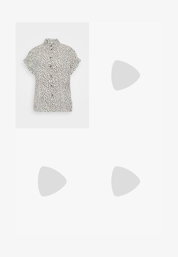 Chemisier à boutons avec une base blanche et des taches abstraites noires, manches courtes et col classique. Tissu léger et lisse.; Pantalon évasé noir en tissu extensible, présentant une taille haute et une texture lisse. Le pantalon s'élargit à partir du genou.; Chaussure plate noire avec un bout pointu, panneaux latéraux en maille et une sangle avec une boucle décorative. Fini lisse sur les sections du bout et du talon.; Lunettes de soleil noires surdimensionnées avec un design géométrique, des verres rectangulaires et une finition brillante. Pas de marquage visible à l'avant.