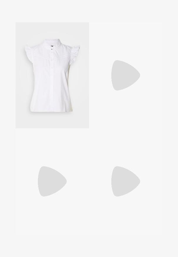 Camicetta bianca con maniche corte a volant, colletto alto e cuciture decorative lungo lo yoke. Realizzata in tessuto di cotone.; Pantaloni neri su misura con un design a gamba dritta, caratterizzati da una texture liscia e pieghe ben definite sul davanti. Senza hardware visibile.; Scarpa slingback nera con punta affilata e tacco basso, realizzata in pelle liscia e con un design a taglio laterale per favorire la traspirabilità.; Orecchini a cerchio argentati con un design liscio e curvo. Presentano una finitura metallica lucida e una chiusura a perno. Nessun motivo o accentuazione visibile.