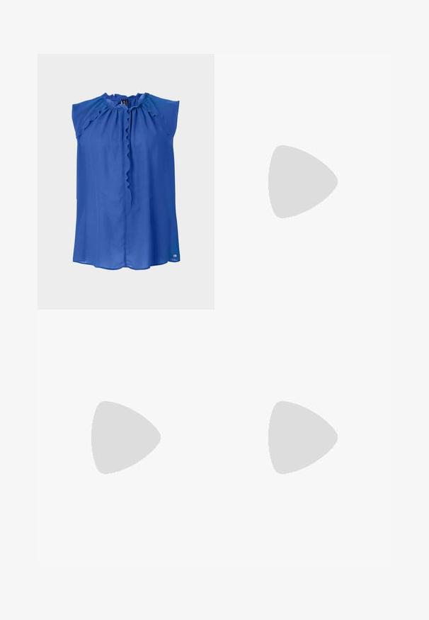 Blauwe mouwloze blouse met een gerimpelde nek, een gladde textuur en een licht losse pasvorm. Beschikt over een knoopsluiting en een subtiel logo aan de zoom.; Zwarte op maat gemaakte broek met een recht model, voorzien van een soepele textuur en scherpe plooien aan de voorkant. Geen zichtbare hardware.; Zwarte puntige slingback schoen met een lage hak, gemaakt van soepel leer en voorzien van een uitsnede aan de zijkant voor ventilatie.; Witte lederen handtas met een gebogen vorm, voorzien van een reliëf "CK" logo aan de voorkant en een enkele schouderriem. Ritsluiting aan de bovenkant.