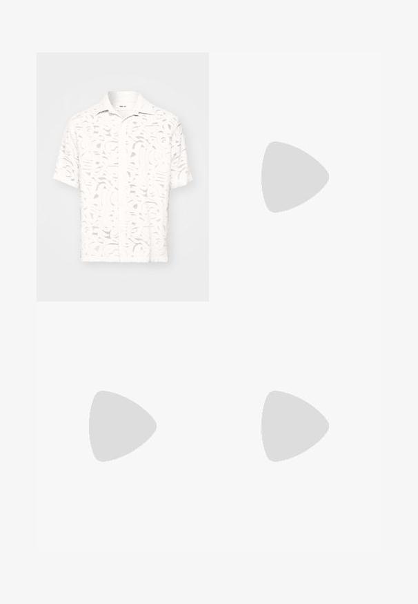 Weißes Kurzarmhemd mit texturiertem, ausgeschnittenem Muster. Klassischer Kragen und Knopfverschluss, mit einer lockeren Passform.; Graues T-Shirt mit kurzen Ärmeln aus weichem, strukturiertem Stoff. Verfügt über einen klassischen Rundhalsausschnitt und einen geraden Saum, geeignet für legere Trageanlässe.; Hellblaue Jeans aus Denim mit geradem Bein, ausgestattet mit einem Knopfverschluss, fünf Taschen und Kontrastnähten.; Weiße Ledersneaker mit glatter Oberfläche, runder Zehenpartie, flachen Schnürsenkeln und strukturiertem Sohlenprofil. Mit einem dezenten Logo an der Ferse.