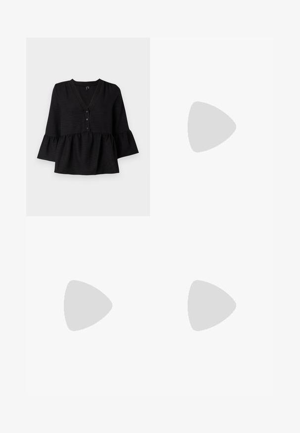 Blusa nera con scollo a V, chiusura con bottoni e maniche a campana con orlo arricciato. Realizzata in tessuto testurizzato con una vestibilità ampia.; Pantaloni a gamba larga a righe bianche e nere con vita elastica, caratterizzati da righe verticali in un tessuto morbido e elastico.; Stivali neri alla caviglia in pelle liscia, con zip laterale, tacco spesso e texture, e punta arrotondata.; Borsa a tracolla in pelle rossa con un design angolare e geometrico. Presenta una singola tracolla regolabile e una chiusura a patta con dettagli cuciti.