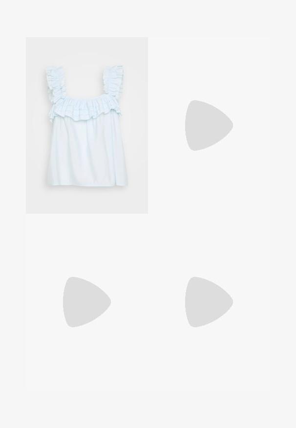 Lyseblå ermeløs topp med volang-hals og skuldre. Laget av myk stoff med løs passform og en jevn tekstur.; Grå denimjeans med rett ben-design, fem-lomme stil, subtil falming, og knappelukking i midjen.; Brune semska plattformstøvler med elastiske sidepaneler og orange rekkehalser, parret med en knelange lys denimskjørt på et tregulv.; Sølv ringøredob med en polert finish, med små gull detaljer og en rund form, båret på øreflippen.