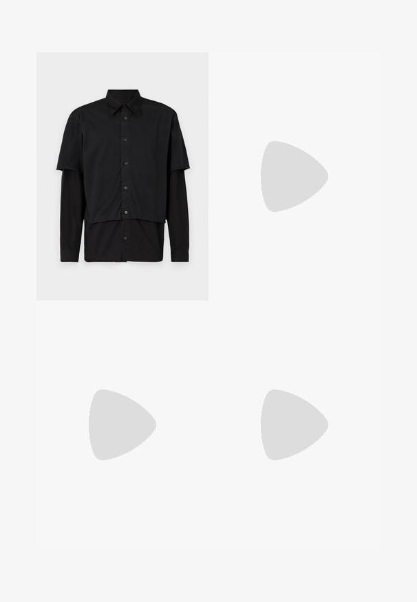 Camisa negra de botón con mangas cortas y largas superpuestas. Confeccionada en algodón, presenta un cuello clásico y un sutil detalle de logo en el hombro.; Pantalones negros ajustados con corte recto, hechos de tejido suave. Presentan trabillas y detalle de pliegue en la parte frontal.; Zapatillas de cuero blanca con un acabado suave, punta redondeada, cordones planos y una suela texturada. Acento de ante gris en el talón.; Gafas de sol de plástico transparente con lentes marrones rectangulares, que cuentan con finas varillas transparentes y acentos metálicos en las patillas.