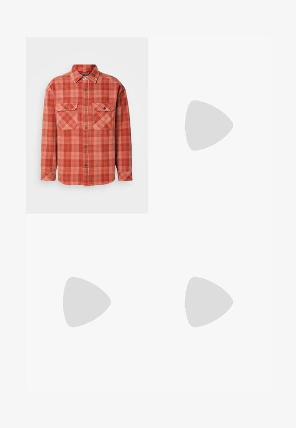 Rot- und rosa karierte Flanellhemd mit langen Ärmeln, geknöpftem Kragen, zwei Brusttaschen und kontrastierenden Knopfdetails.; Weiße Baumwoll-T-Shirts, kurze Ärmel, Rundhals-Design, schlichte Textur, in einer Reihe gestapelt, mit dezentem Branding am Hals.; Schwarze Baumwollshorts mit elastischem Bund, Seitennähten und einem kleinen weißen Logo am linken Bein. Glatte Textur, knielanges Design.; Schwarze Sneaker mit einem Obermaterial aus Wildleder und Synthetik, ausgestattet mit drei weißen Streifen, einer strukturierten Gummi-Sohle und einem blauen Logo-Tag auf der Zunge.