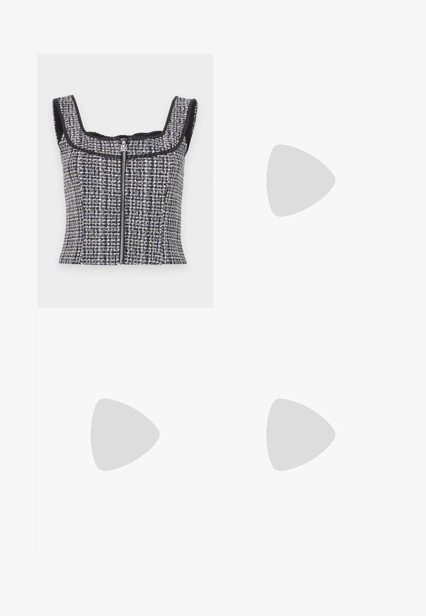 Top corto in tweed blu navy e bianco con scollo quadrato, design senza maniche e zip frontale con tirante a brand.; Pantaloni neri a taglio dritto, con doppie pieghe, una texture liscia e un design classico in vita. Nessun hardware o dettaglio visibile.; Decolleté in pelle nera con punteggiatura e tacco quadrato spesso. Texture liscia, design semplice, adatto per ambienti formali.; Borsa a mano in pelle nera con forma triangolare, una tracolla sottile e accessori in argento. Presenta una chiusura con zip e un logo impresso sul davanti.