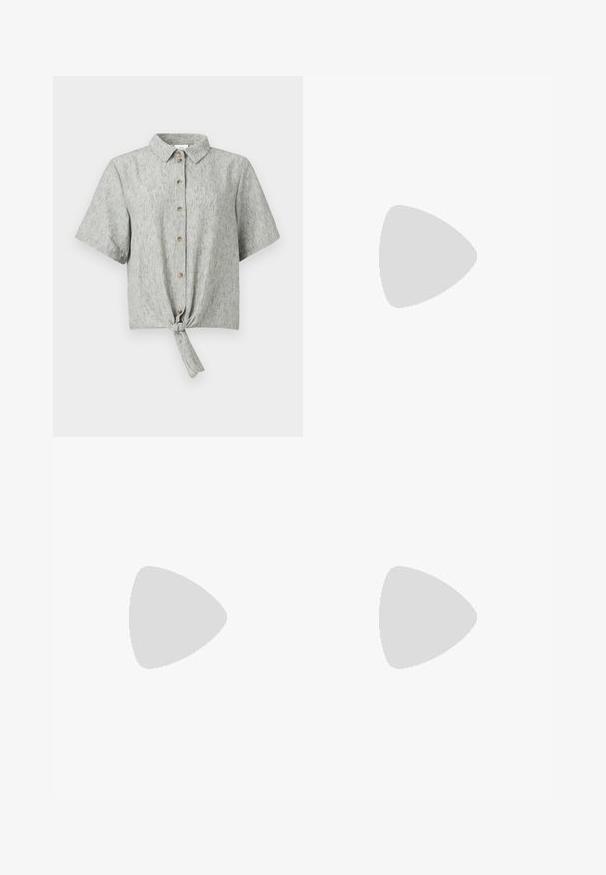 Camicia a maniche corte con bottoni in tessuto grigio chiaro, caratterizzata da un dettaglio anteriore annodato, colletto piatto e bottoni in legno come accenti.; Pantaloni neri a gamba dritta con vita elastica, pieghe frontali, tessuto morbido e senza segni o dettagli hardware visibili.; Décolleté in vernice nera con punta affusolata e tacco in geometria cubica. Presentano un design elegante e minimalista, con una texture liscia.; Borsa tote in pelle nera con texture liscia, forma rettangolare e due manici lunghi. Nessun hardware o decorazione visibile.