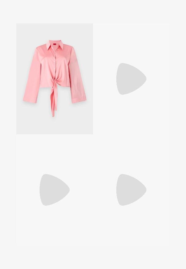 Camisa curta de cetim rosa com mangas longas, frente abotoadas e detalhe de nó na cintura. Apresenta um colarinho clássico para um visual estruturado.; Calças largas em tecido preto com um cós alto, apresentando um acabamento limpo e uma textura suave. Sem hardware ou padrões visíveis.; Bota preta de couro até ao tornozelo com bico apontado, salto slim de altura média e detalhe em fivela prateada de lado, contra um fundo simples.; Bolsa de couro preta com formato triangular, alça fina e detalhes em metal prateado. Apresenta um fecho com zíper e logótipo em relevo na parte frontal.