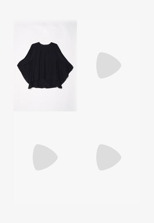 Rodebjer SOLHA - Camicetta - black; Jeans bianchi a gamba larga in denim con vita alta, dotati di tasche frontali e dettagli in metallo sulla chiusura con bottone e zip.; Proenza Schouler BRONCO - Stivali da equitazione - black; Borsa a stampa rettile con manico curvo. Realizzata in materiali testurizzati beige e marroni, presenta un distintivo motivo a rombi.