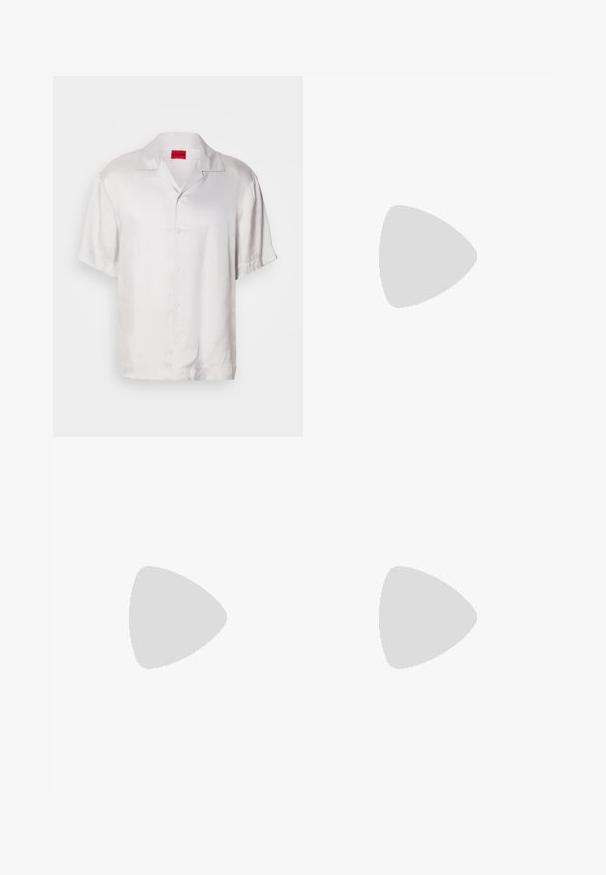 Trumpas rankovės baltas marškinis, pagamintas iš lygaus audinio, su apykakle, mygtukų uždarymu ir laisvu siluetu. Subtilus blizgesys suteikia vizualinį įdomumą.; Pilkos smailių dryžių kelnės su plačiomis kojomis, priekyje turinčios klostes ir lygaus paviršiaus tekstūrą. Nėra matomų detalių ar akcentų.; Baltos odinės sportbačiai su tekstūruotomis detalėmis, kaučiuko padu ir auksine logotipo detalė. Su šnūrą ir velcro juostele užsegimui.; Sidabrinis nerūdijančio plieno kvarcinis laikrodis su juodu stačiakampiu ciferblatu, turintis analoginius rodykles, skaitmeninį ekraną ir vandeniui atsparumo etiketes.