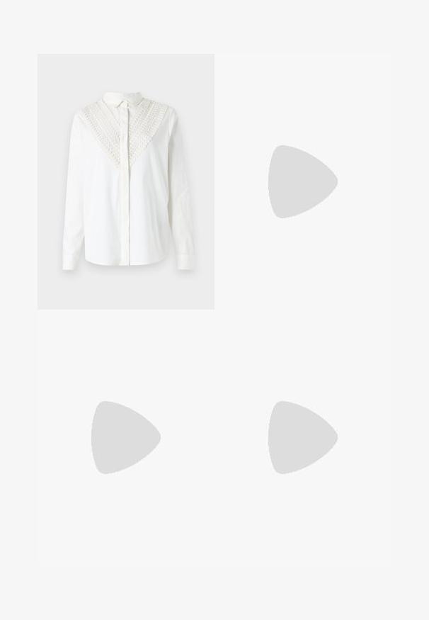 Camicia bianca con colletto button-down, caratterizzata da un dettaglio decorativo in crochet sullo scollo a V. Maniche lunghe e una consistenza liscia.; Jeans in denim azzurro chiaro con un motivo testurizzato a stampa di serpente, design a gamba dritta, cinque tasche e chiusura a bottone metallico.; Décolleté in vernice nera con cinturino dietro, punta affusolata, design con ritagli arrotondati e tacco a blocco. Presenta un accento di fibbia tono oro.; Borsa nera con forma strutturata, texture liscia e una chiusura metallica. Abbinata a pantaloni neri larghi e sandali open-toe su un pavimento in legno.