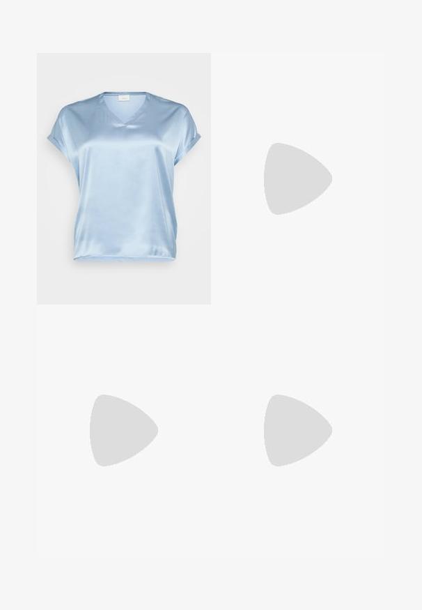 Heledad sinise satiini lühikeste varrukatega pluus V-kaelusega, millel on lõtv istuvus ja rullitud varrukad; sile tekstuur ja peen sära.; Tumedat sinised laiendatud püksid siledast kangast, millel on tasaselg ja nähtavad õmblused või kaunistused puuduvad.; Mustast rihmajalatsid ruudukujulise varba ja madala ploki kontsaga. Omab mitmeid õhukesi rihmasid ja reguleeritavat pahkluu rihma. Valmistatud siledast nahast.; Mustast nahast õlakott, mis omab siledat tekstuuri, ristküliku kuju ning esiküljel metallketi detaili. Reguleeritav rihm on kaasas.; Hõbedane kahekordne rõngas sujuva, poleeritud pinnaga. Omab voolavat, kõverat disaini, millel on kattuvad sektsioonid, et saavutada kaasaegne ilme.