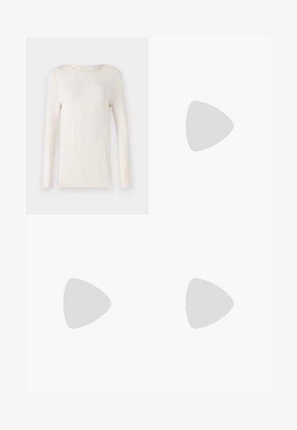 Langermet skjorte i off-white, laget av mykt materiale, med rund hals og en enkel, tettsittende design. Glatt tekstur, ingen mønstre.; Svart vide bukser med høy livhøyde, med folder og en glatt tekstur. Stoffet virker lett og faller elegant.; Sorte patent slingback hæl med spids tå, featuring tekstureret slangeskind, justerbar rem og en kort, tekstureret blokhæl.; Svart skinn crossbody veske med to frontlommer, gyldne spenner, glidelåslukking og en slank stropp. Teksturert overflate og kompakt rektangulær form.