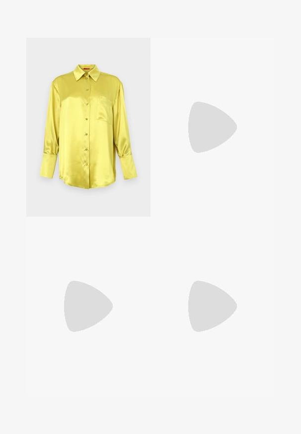 Camisa de botões em cetim amarelo com mangas compridas, gola clássica, bolso no peito e detalhes de botões na frente. Textura suave.; Calças largas pretas feitas de um tecido suave, com uma cintura alta, plissados e um design sob medida. Acessórios pretos simples na cintura.; Sandália de couro preta com biqueira quadrada, tiras finas, correia ajustável no tornozelo e um salto baixo. Possui um pequeno detalhe em ouro na tira.; Bolsa de pele preta com estampa de crocodilo, de design estruturado, com alça de mão, correia ajustável e um detalhe de logotipo em destaque na frente.