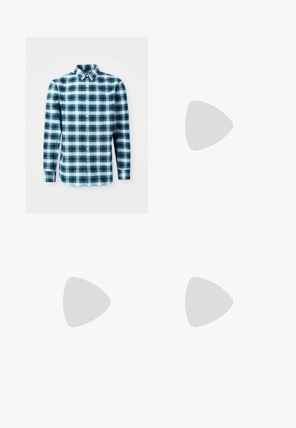 Groene en witte geblokte overhemd met lange mouwen, een button-down kraag en knopen aan de voorkant. Gemaakt van lichtgewicht stof, met een gestructureerd ontwerp.; Effen lichtgrijze T-shirt met korte mouwen en ronde hals, weergegeven op een witte achtergrond, frontaanzicht zonder zichtbare logo's of ontwerpen.; Lichtblauwe denim jeans met een rechte broekspijp, vijf zakken en riemlussen. De stof heeft een lichte wassing voor een vervaagd effect.; Canvas sneakers in off-white met een ronde neus, voorzien van beige rubberen zolen en vijf oogjes voor veters, met een gestructureerde afwerking op de bovenkant.