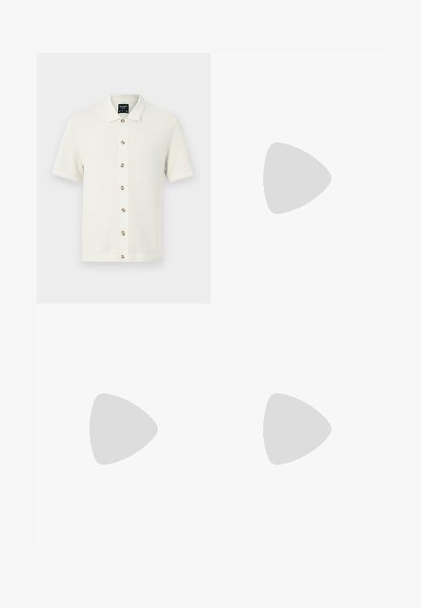 Polo en tricot blanc cassé avec un motif texturé, manches courtes, fermé par des boutons contrastés, et un col plat.; Pantalons loose-fit beige clair avec trois poches, passants de ceinture et une coupe droite. Fabriqués en un doux mélange de coton.; Baskets en toile blanches avec des accents bleu marine, à bout rond et à lacets, associées à un jean en denim bleu clair dans une coupe décontractée.; Lunettes de soleil noires de forme rectangulaire, verres foncés, accents argentés aux tempes et finition mate sur la monture.