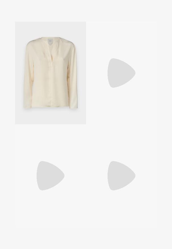 Blusa beige a maniche lunghe realizzata in un tessuto morbido con scollo a V e un piccolo patta nascosta. Presenta un design minimalista e linee pulite.; Pantaloni neri su misura con un design a gamba dritta, caratterizzati da una texture liscia e pieghe ben definite sul davanti. Senza hardware visibile.; Sandali neri con tacco, caratterizzati da un design a cinturino sottile, punta quadrata e tacco medio a blocco. Realizzati in pelle liscia con una finitura opaca.; Borsa a tracolla in pelle nera con una texture morbida, forma triangolare e tracolla regolabile, abbinata a una camicia a righe blu chiaro e pantaloni bianchi.