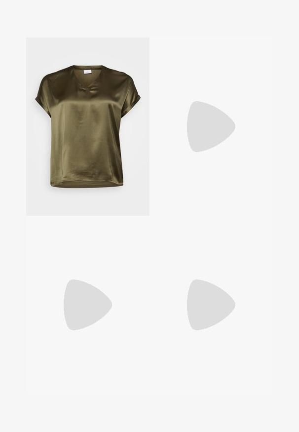 Blusa verde oliva a maniche corte con scollatura a V. Realizzata in tessuto morbido e setoso con taglio dritto e polsini arrotolati.; Pantaloni culotte neri in poliestere con una cintura elastica, due pieghe frontali e una silhouette ampia. Nessun motivo visibile o dettagli in metallo.; Sandali con tacco in vernice nera, con punta squadrata, cinturini alla caviglia e fibbie in argento. Presentano un tacco a blocco spesso per maggiore stabilità.; Borsa a tracolla nera in pelle con una forma curva, manico rimovibile e accessori dorati. La borsa presenta una patta con un dettaglio a fibbia.